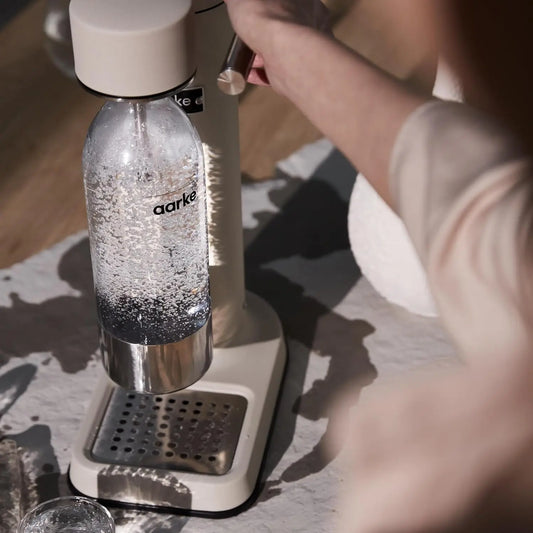 Carbonator III – Bebidas con gas, sin esfuerzo y con estilo Silver/Sand Color
