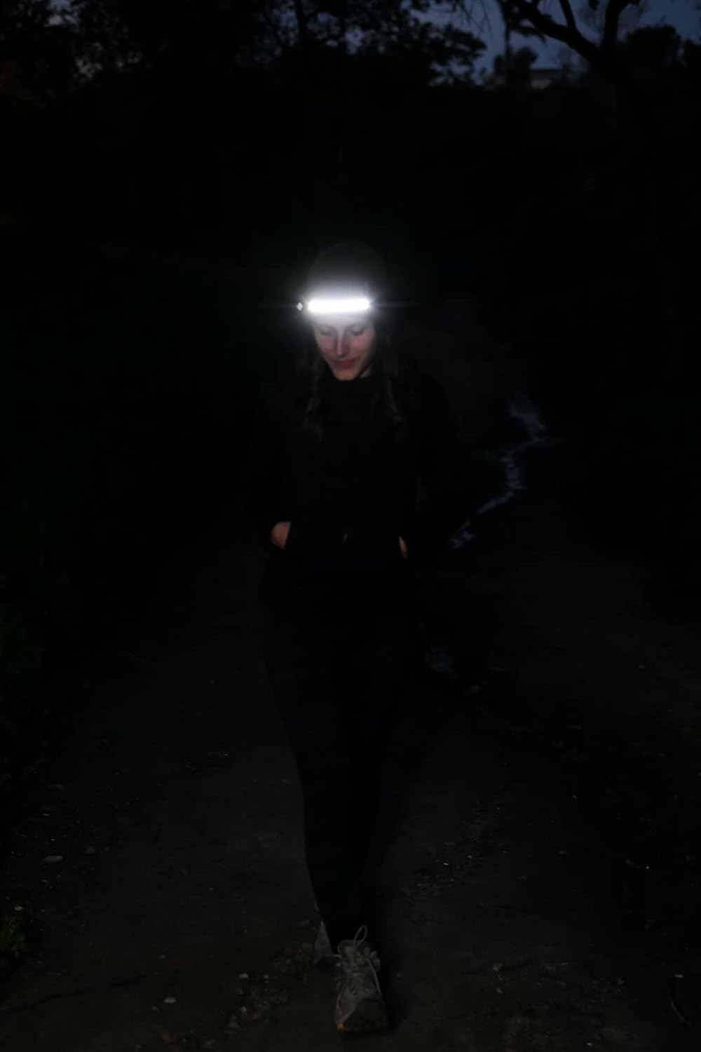 Linterna frontal LED recargable con modos múltiples e impermeabilidad IPX7